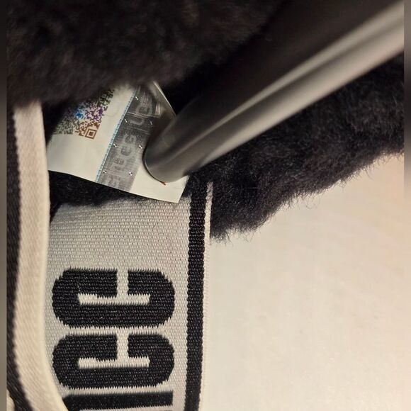NWT UGG Black Fluffy Slides 8 - Picture 6 of 7